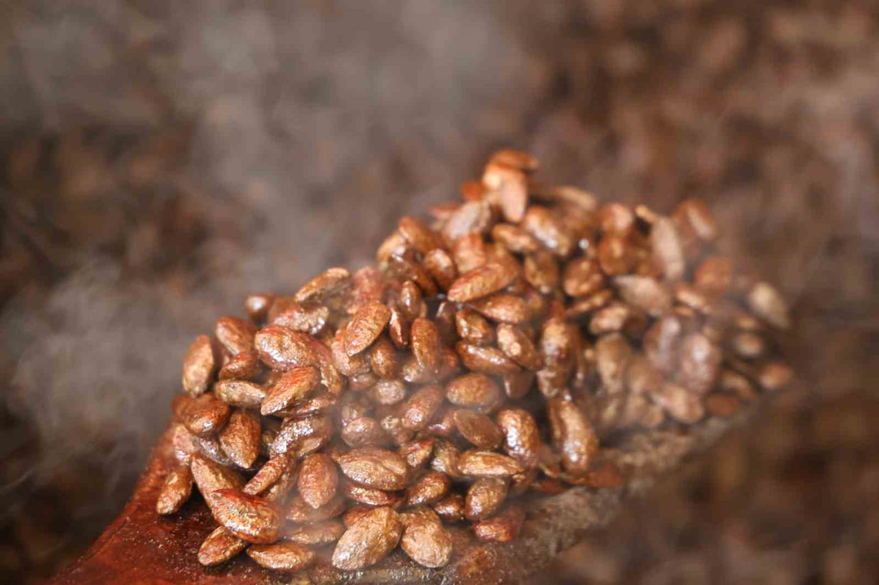 ELAZIĞ'DA BADEM ŞEKERİ USTASI VE İŞVERENİN ORTAKLAŞA ÜRETTİĞİ SADE, VİŞNELİ VE LİMONLU BADEM...