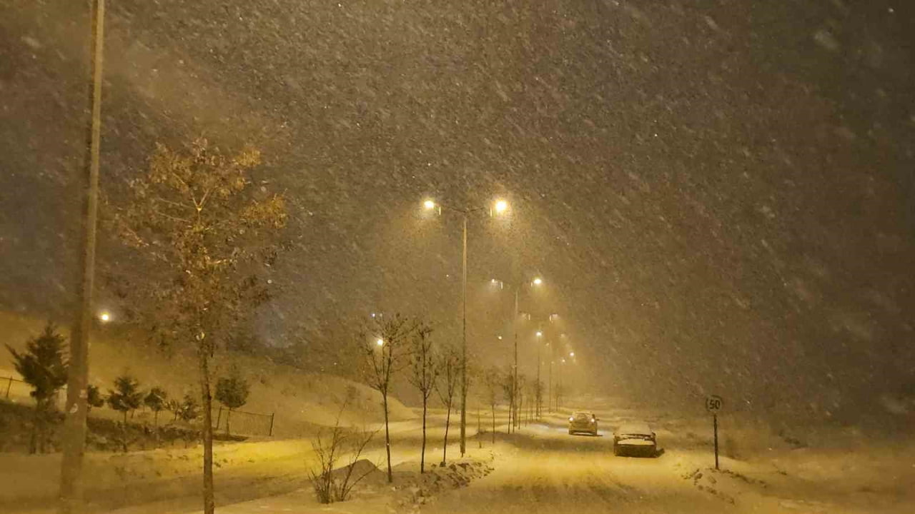 ELAZIĞ'DA KAR YAĞIŞI ETKİSİNİ SÜRDÜRÜYOR