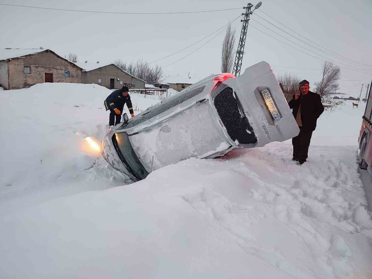 ELAZIĞ'IN KARAKOÇAN İLÇESİNDE KAR YAĞIŞI VE BUZLANMAYLA BİRLİKTE KAYAN HAFİF TİCARİ ARAÇ,  YOL...