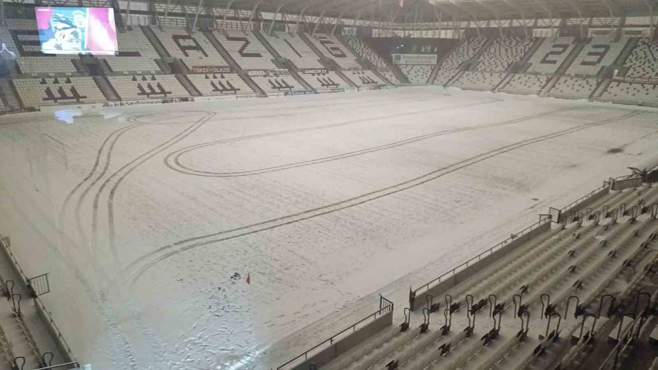 ELAZIĞ ATATÜRK STADYUMU ZEMİNİ YENİDEN KARLA KAPLANDI