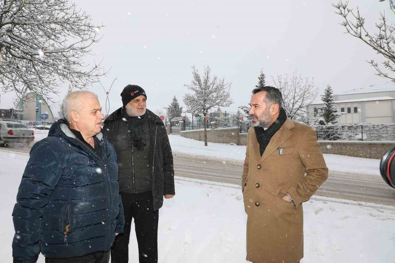 ELAZIĞ BELEDİYE BAŞKANI ŞAHİN ŞERİFOĞULLARI, KENT GENELİNDE ETKİLİ OLAN YOĞUN KAR YAĞIŞININ...