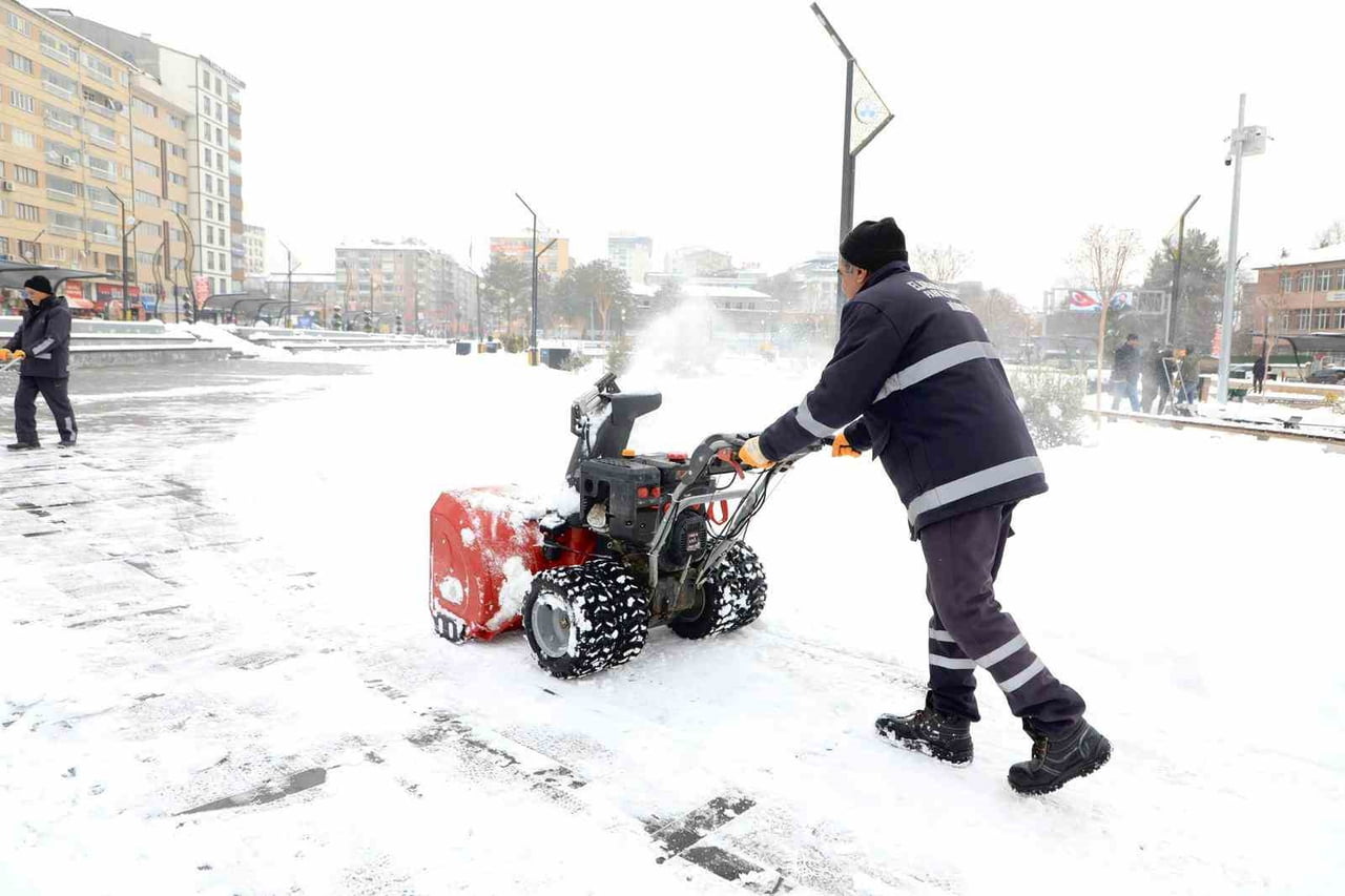 ELAZIĞ BELEDİYESİ, KARLA MÜCADELE ÇALIŞMALARI KAPSAMINDA İSTASYON CADDESİ, 15 TEMMUZ DEMOKRASİ...