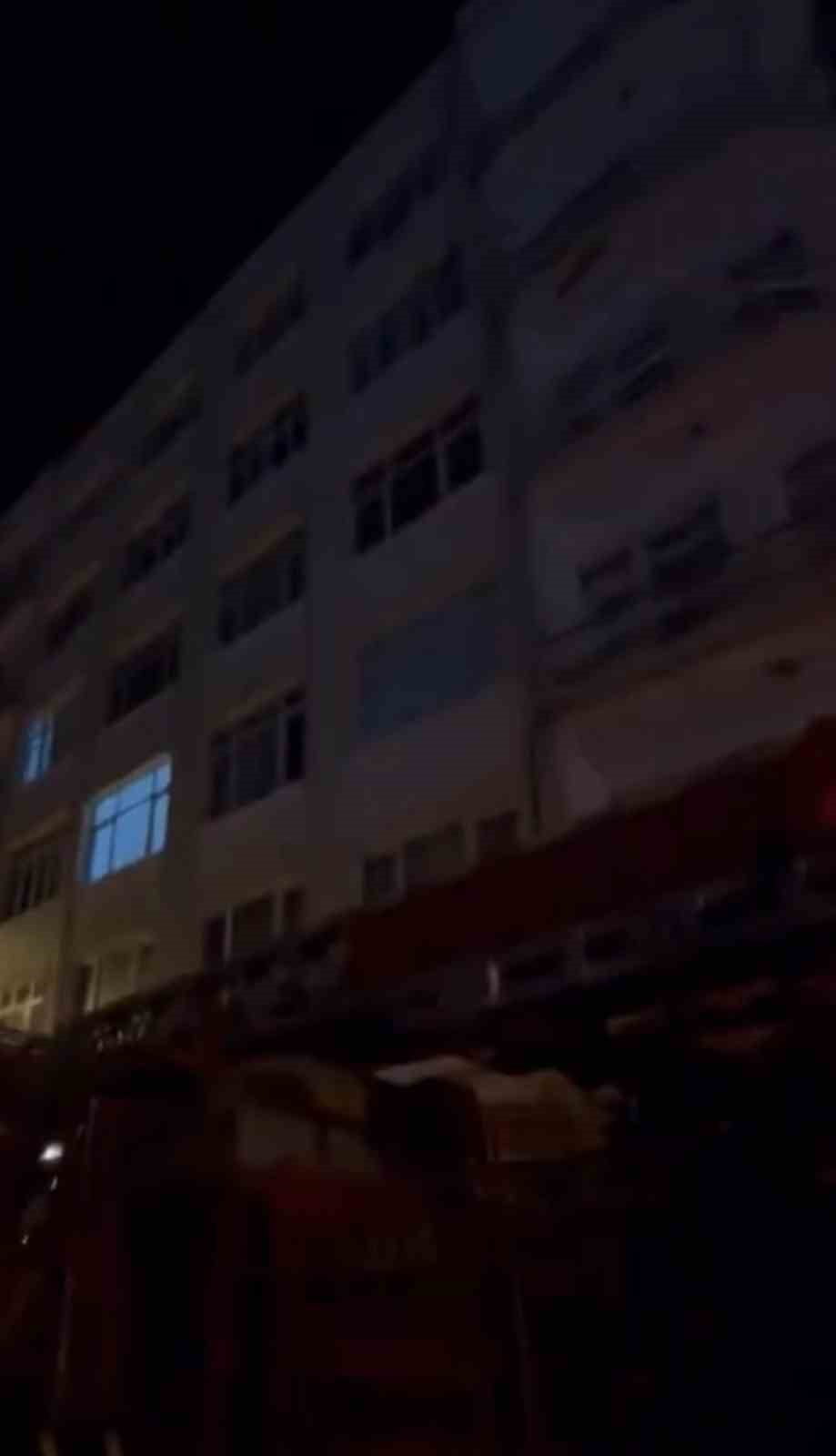 ELAZIĞ’DA 5 KATLI BİR APARTMANIN TRAS KATINDA ÇIKAN YANGINA İTFAİYE EKİPLERİ MÜDAHALE...