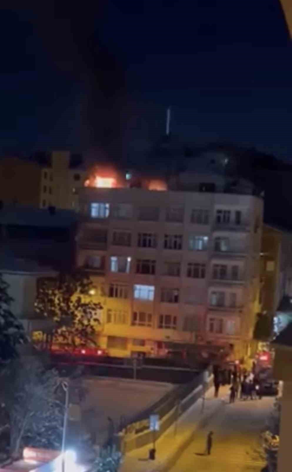 ELAZIĞ’DA 5 KATLI BİR APARTMANIN TRAS KATINDA ÇIKAN YANGINA İTFAİYE EKİPLERİ MÜDAHALE...