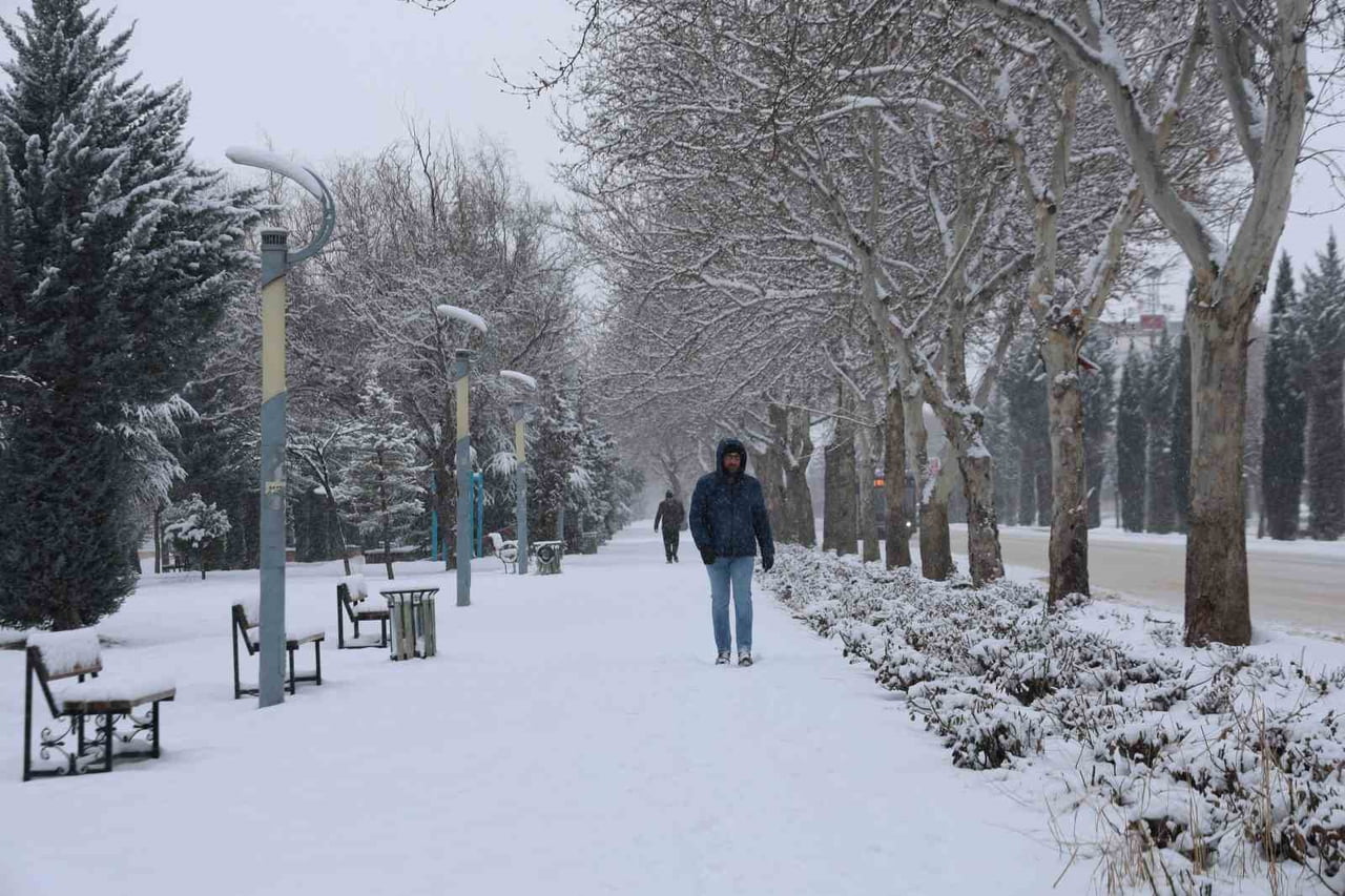 ELAZIĞ’DA ARALIKLARLA DEVAM EDEN KAR YAĞIŞI KENTİ BEYAZA BÜRÜDÜ. GECE SAATLERİNDEN İTİBAREN...