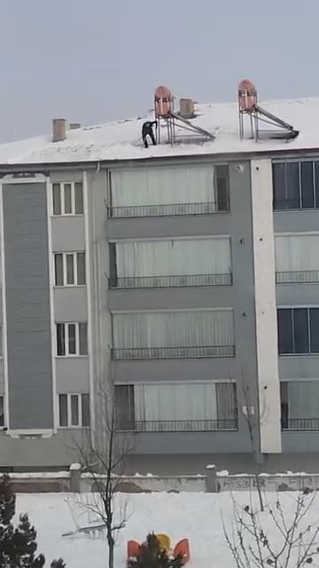 ELAZIĞ’DA BİR ŞAHIS, 4 KATLI BİNANIN KARLA KAPLI ÇATISINI HİÇBİR GÜVENLİK ÖNLEMİ ALMADAN...
