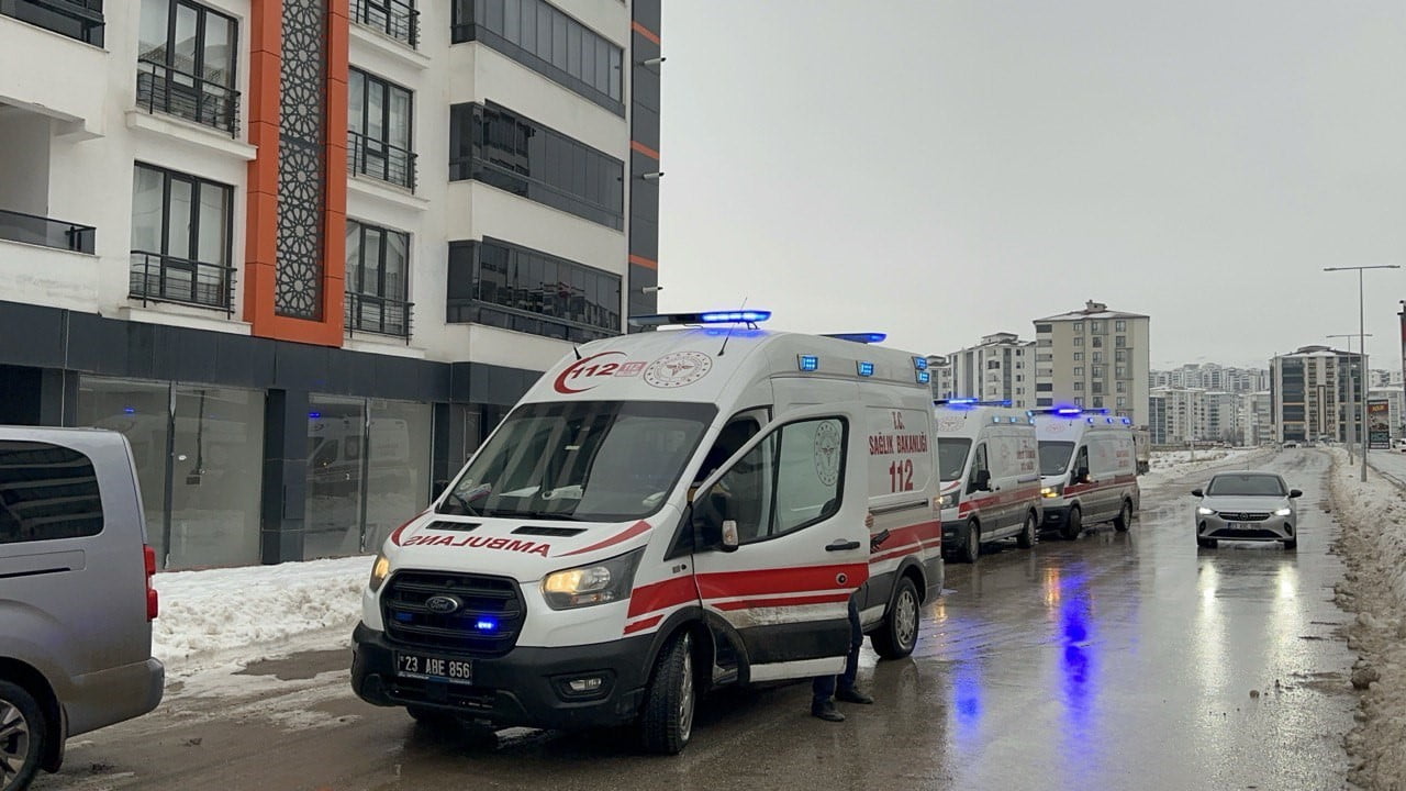 ELAZIĞ’DA BİR SİTEDE MEYDANA GELEN TOPLU DOĞAL GAZ ZEHİRLENMESİ PANİĞE NEDEN OLDU. OLAYDA BİRİ...