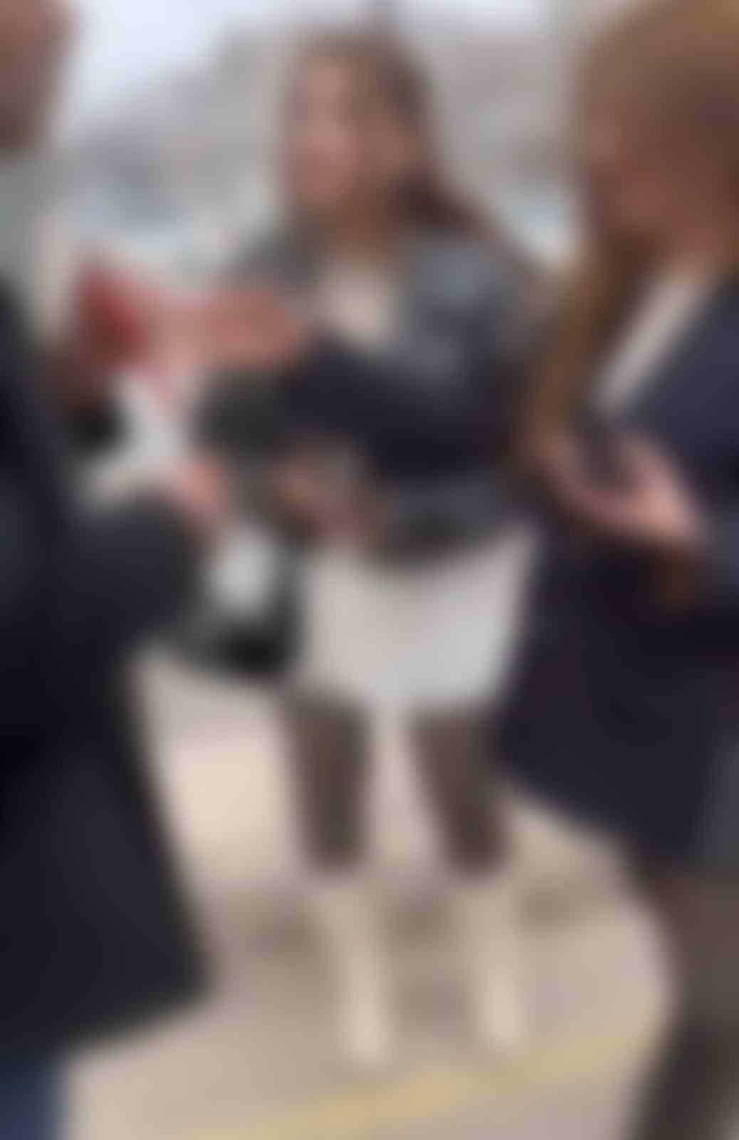 ELAZIĞ’DA DURAKTA GENÇ KIZLARA YÖNELİK TACİZ İDDİASINA KADIN MUHTAR MÜDAHALE ETTİ. O ANLAR CEP...