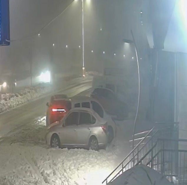 ELAZIĞ’DA GERİ MANEVRA YAPAN BİR ARAÇ, PARK HALİNDEKİ İKİ ARACA ÇARPARAK MADDİ HASARA NEDEN OLDU....