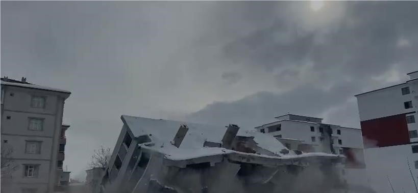 ELAZIĞ’DA HASARLI BİNA İŞ MAKİNESİ İLE YIKILDI,O ANLAR KAMERADA