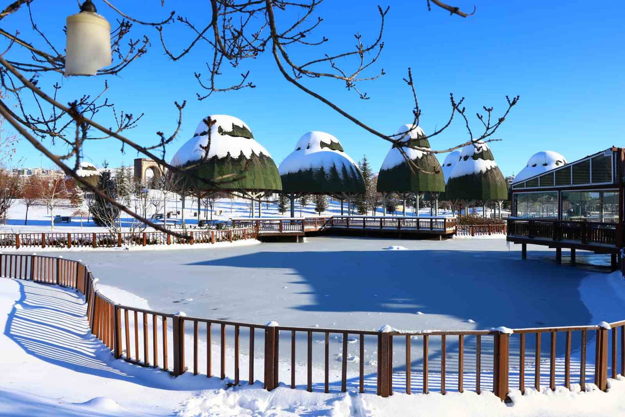 ELAZIĞ’DA İKİ GÜNLÜK KAR YAĞIŞININ ARDINDAN ETKİLİ OLAN SOĞUK HAVA NEDENİYLE GECE VE SABAHIN İLK...