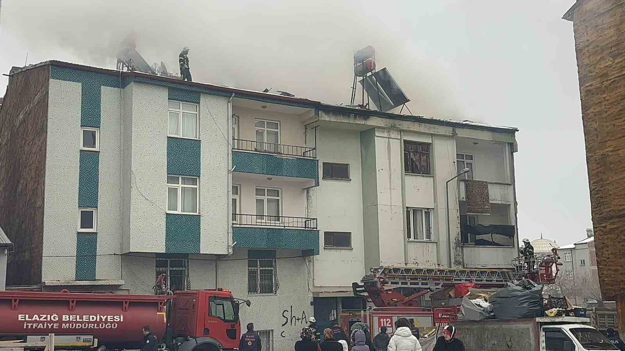 ELAZIĞ’DA İKİ KATLI BİR BİNANIN ÇATISINDA ÇIKAN YANGIN PANİĞE NEDEN OLDU. BİNADAN YÜKSELEN YOĞUN...