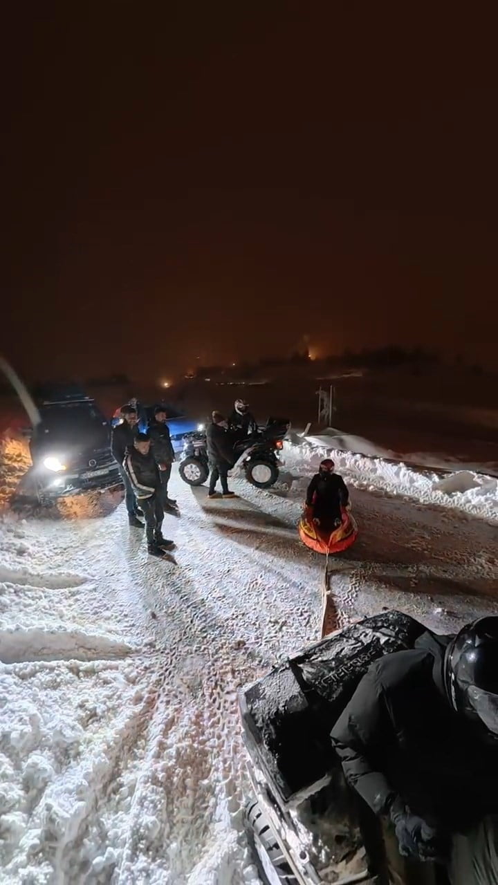 ELAZIĞ’DA KAR ÜZERİNDE EĞLENMEK İSTEYEN ŞAHISLAR, ATV ARAÇ İLE ŞİŞMEK BOTU ÇEKMEYE BAŞLADI. HIZA...