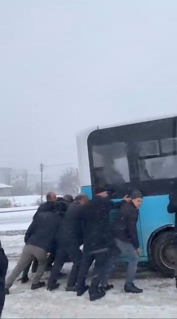 ELAZIĞ’DA KAR YAĞIŞINDAN DOLAYI YOLDA KALAN YOLCU OTOBÜSÜ VATANDAŞLARIN YARDIMIYLA MAHSUR KALDIĞI...
