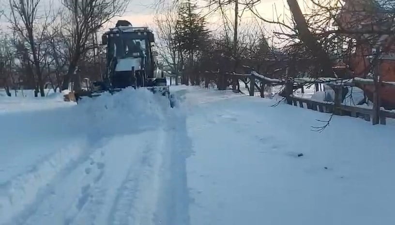ELAZIĞ’DA KARLA MÜCADELE KAPSAMINDA 27 KÖY YOLUNDA ÇALIŞMALAR SÜRÜYOR