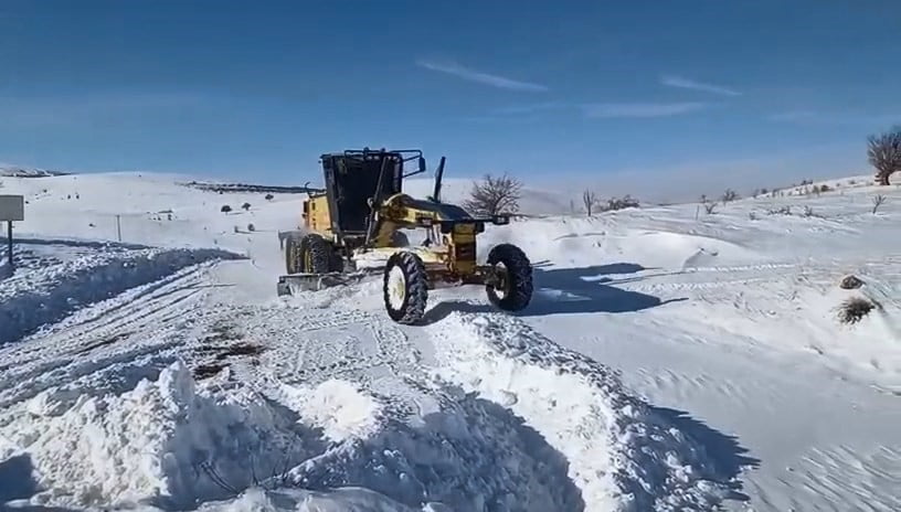 ELAZIĞ’DA KARLA MÜCADELE KAPSAMINDA 27 KÖY YOLUNDA ÇALIŞMALAR SÜRÜYOR