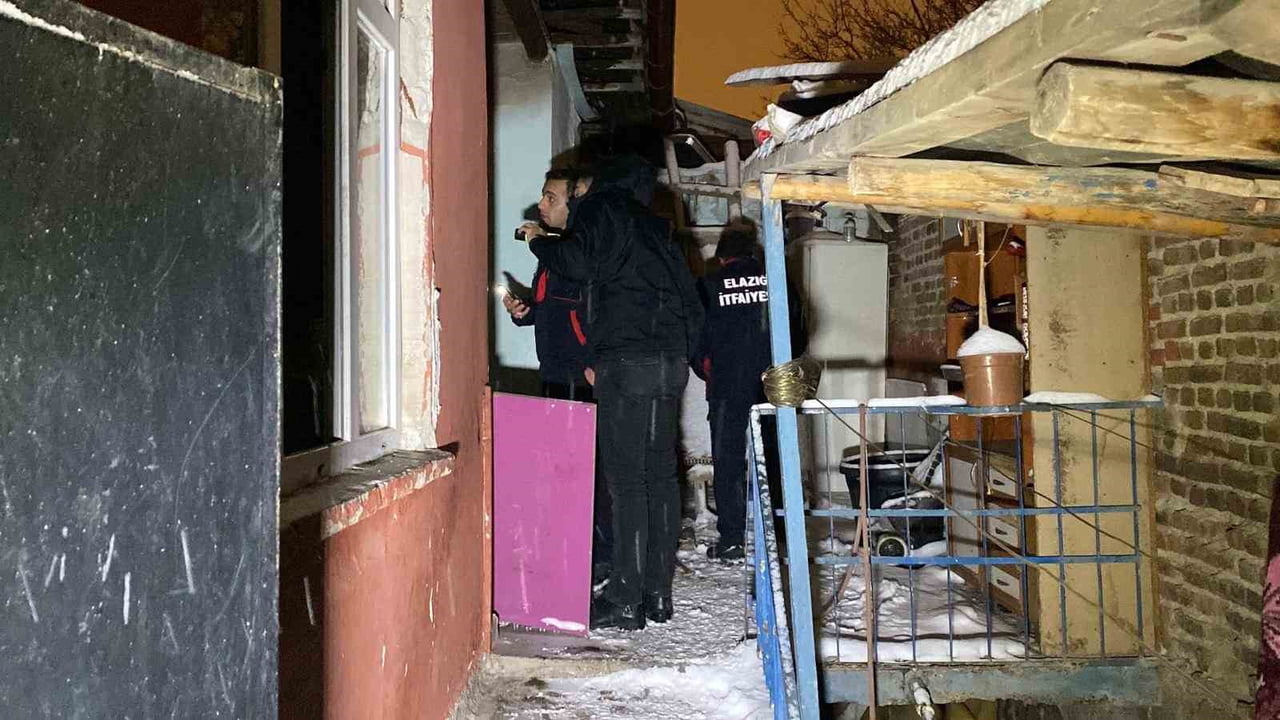 ELAZIĞ’DA TEK KATLI MÜSTAKİL EVDE YANGIN ÇIKTI. ÇIKAN YANGINDA KARBON MONOKSİT GAZINDAN ZEHİRLENEN...