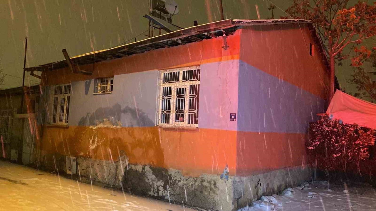 ELAZIĞ’DA TEK KATLI MÜSTAKİL EVDE YANGIN ÇIKTI. ÇIKAN YANGINDA KARBON MONOKSİT GAZINDAN ZEHİRLENEN...