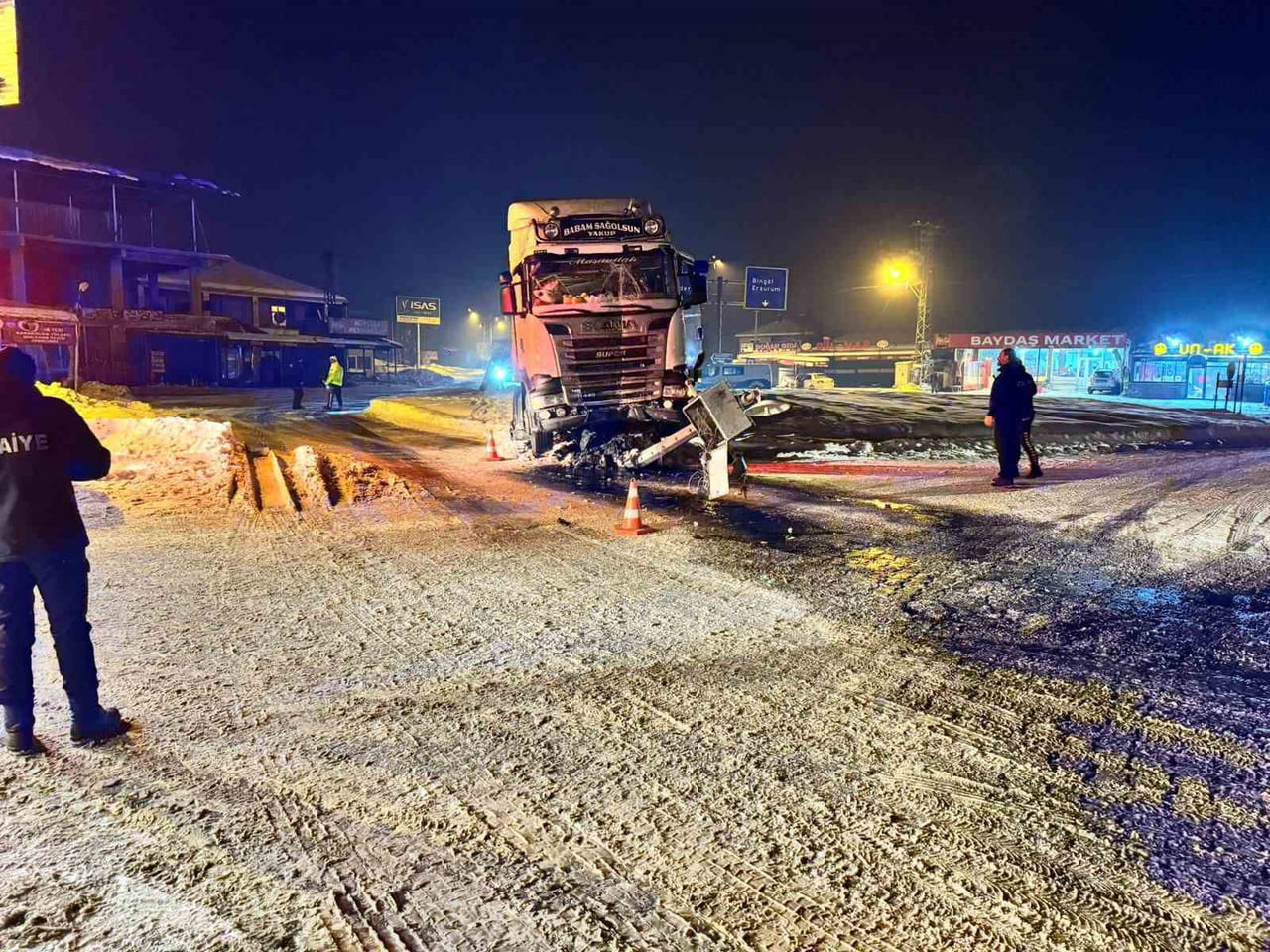 ELAZIĞ’DA YAĞAN KAR YAĞIŞINDAN DOLAYI DİREKSİYON HAKİMİYETİNİ KAYBEDEN TIR, MOBESE DİREĞİNE...
