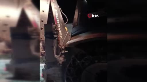 Elazığ’da yolda mahsur kalan araç, kurtarıldı