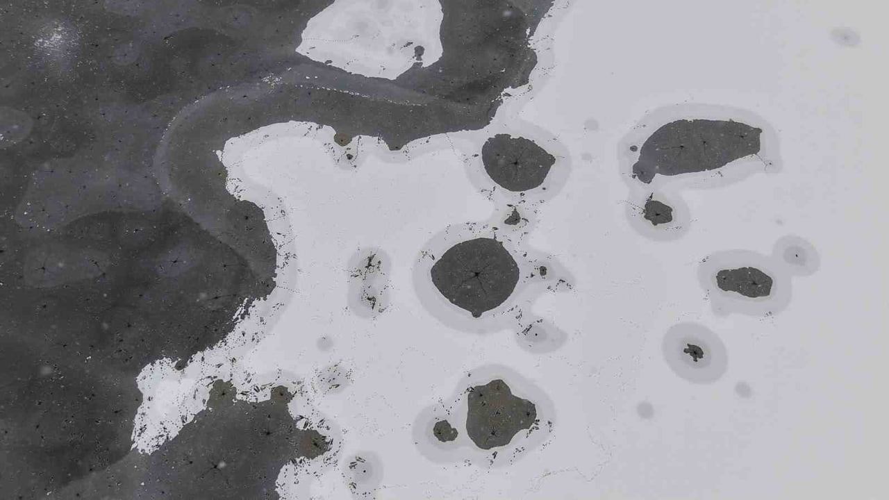 ELAZIĞ’DAKİ CİP BARAJ GÖLÜ ÖNCE TAMAMEN BUZ TUTTU, BİR GÜN SONRA YAĞAN KARLA BİRLİKTE 1,3...