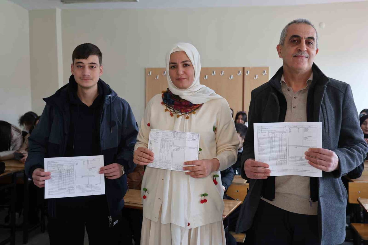 ELAZIĞ HIDIR SEVER ANADOLU LİSESİ’NDE 20 YIL ÖNCE ÖĞRENCİ OLAN ÖĞRETMEN İLE ONUN ÖĞRETMENİ VE...