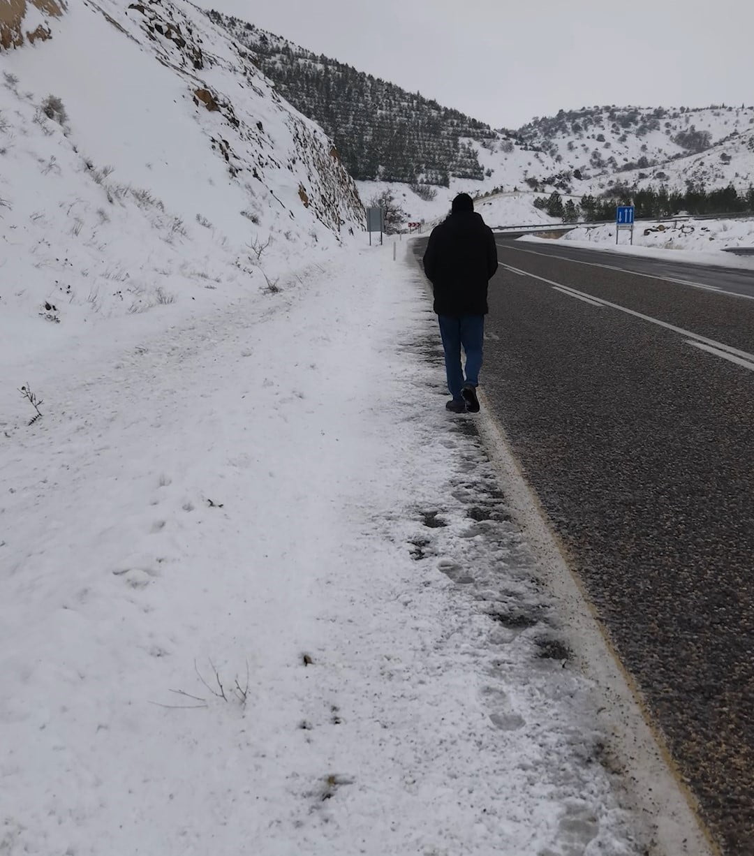 ELAZIĞ’IN KEBAN İLÇESİNDE DUYARLI VATANDAŞLAR, KIŞ GÜNÜNDE YİYECEK BULMAKTA ZORLANAN KUŞLAR İÇİN...