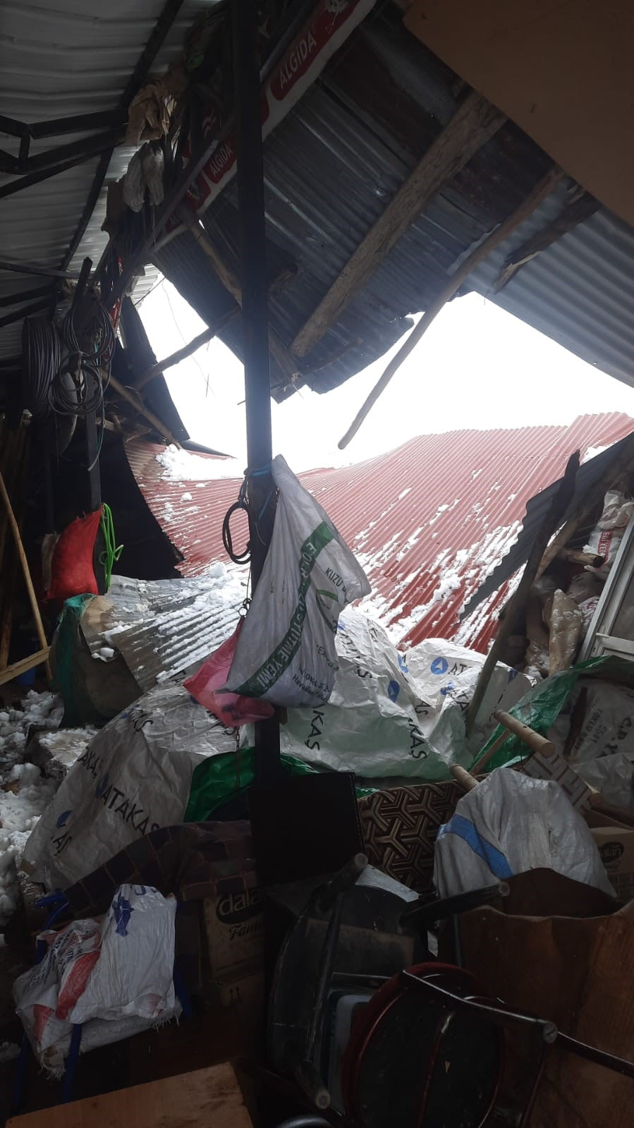 ELAZIĞ’IN MADEN İLÇESİNE BAĞLI BAHÇELERE KÖYÜNDE GECE ETKİLİ OLAN ŞİDDETLİ FIRTINA VE KUVVETLİ...