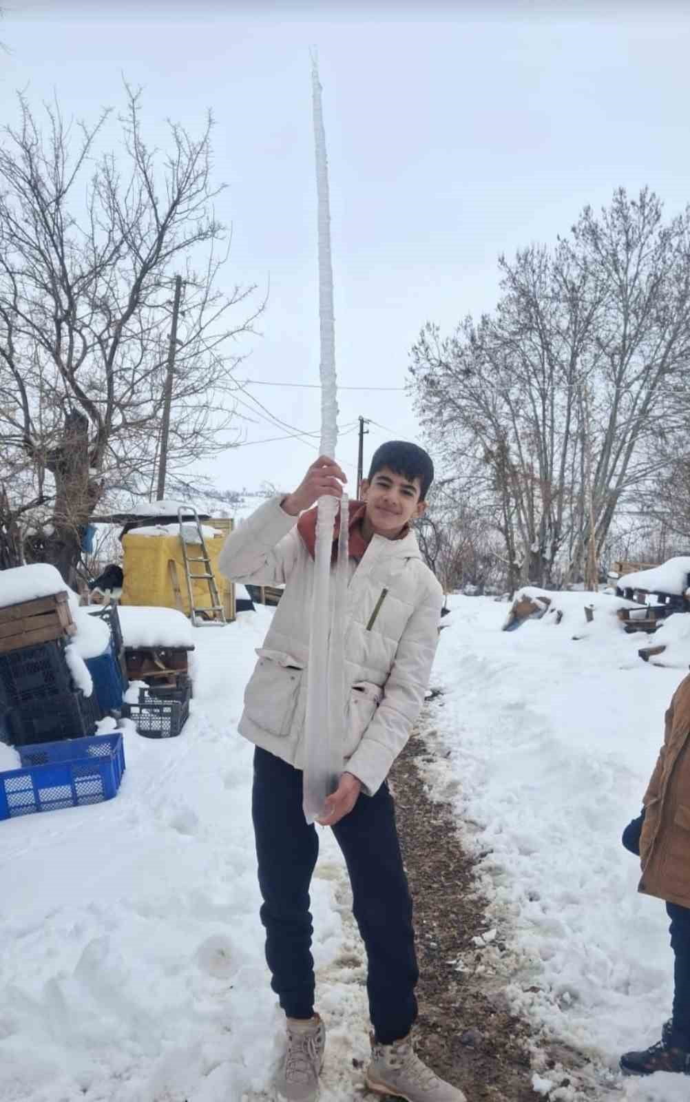 ELAZIĞ’IN PALU İLÇESİNDE OLUŞAN BUZ SARKITLARI GÖRENLERİ HAYRETE DÜŞÜRDÜ