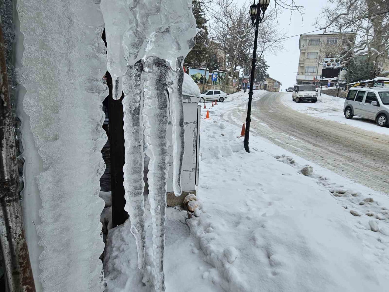 ELAZIĞ’IN TARİHİ MAHALLESİ HARPUT’TA GECE SAATLERİNDE HAVA SICAKLIĞININ EKSİ DERECELERE DÜŞMESİYLE...
