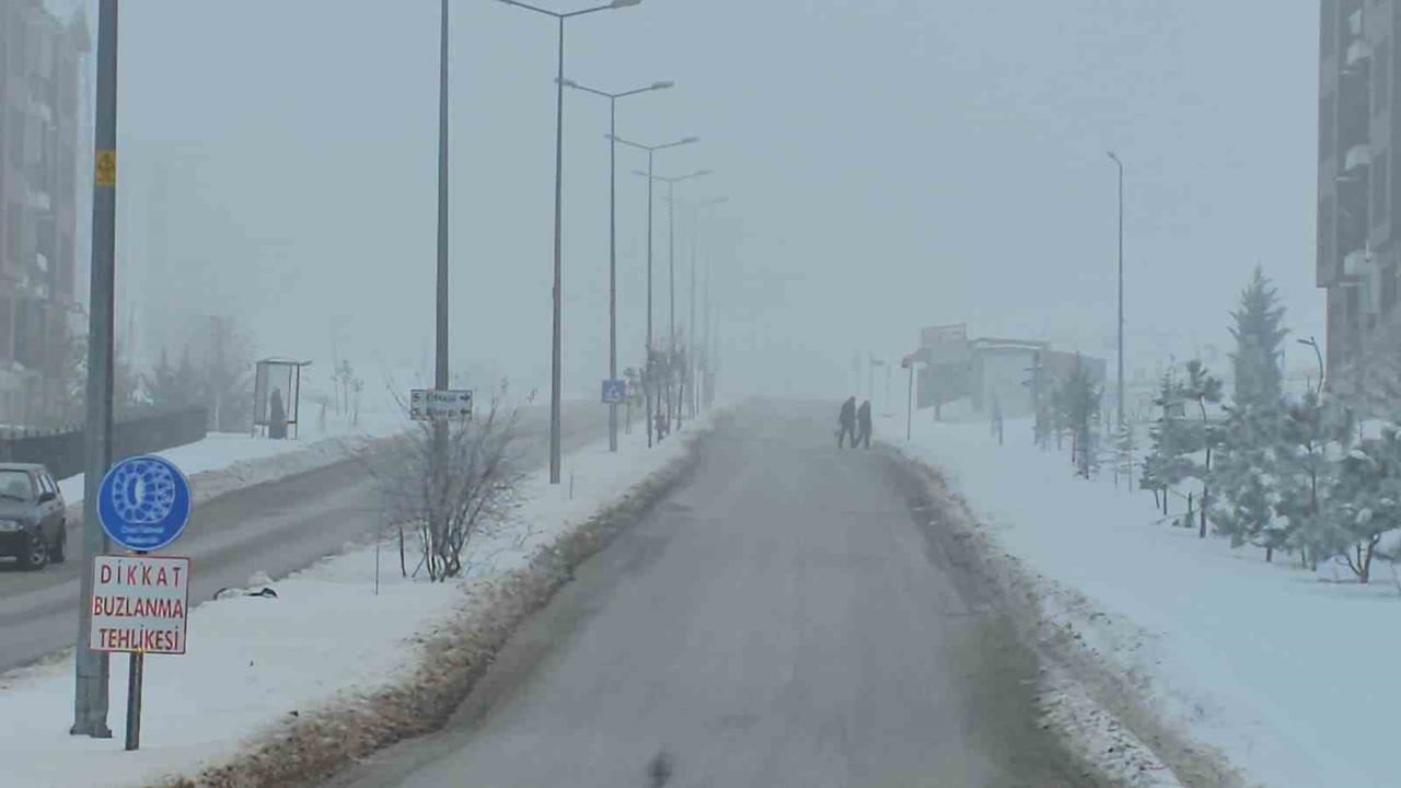 ELAZIĞ’IN YÜKSEK KESİMLERİNDE SİS ETKİLİ OLDU, GÖRÜŞ MESAFESİ YER YER 10 METREYE KADAR...