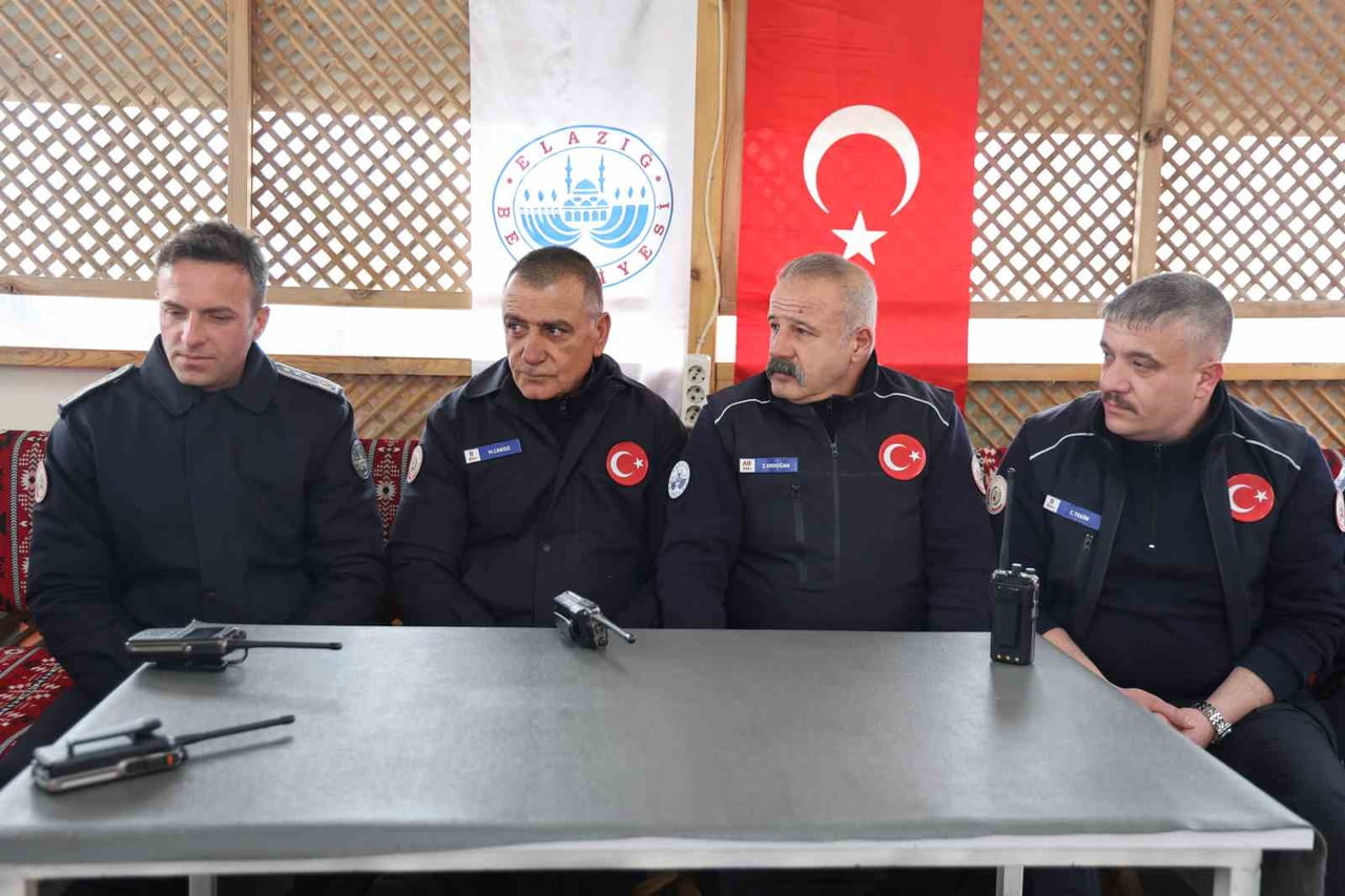 ELAZIĞ İTFAİYESİNDE 32 YIL HİZMET VEREN MEHMET EMİN CANSIZ (SOLDAN İKİNCİ), EMEKLİYE AYRILMASINDAN...