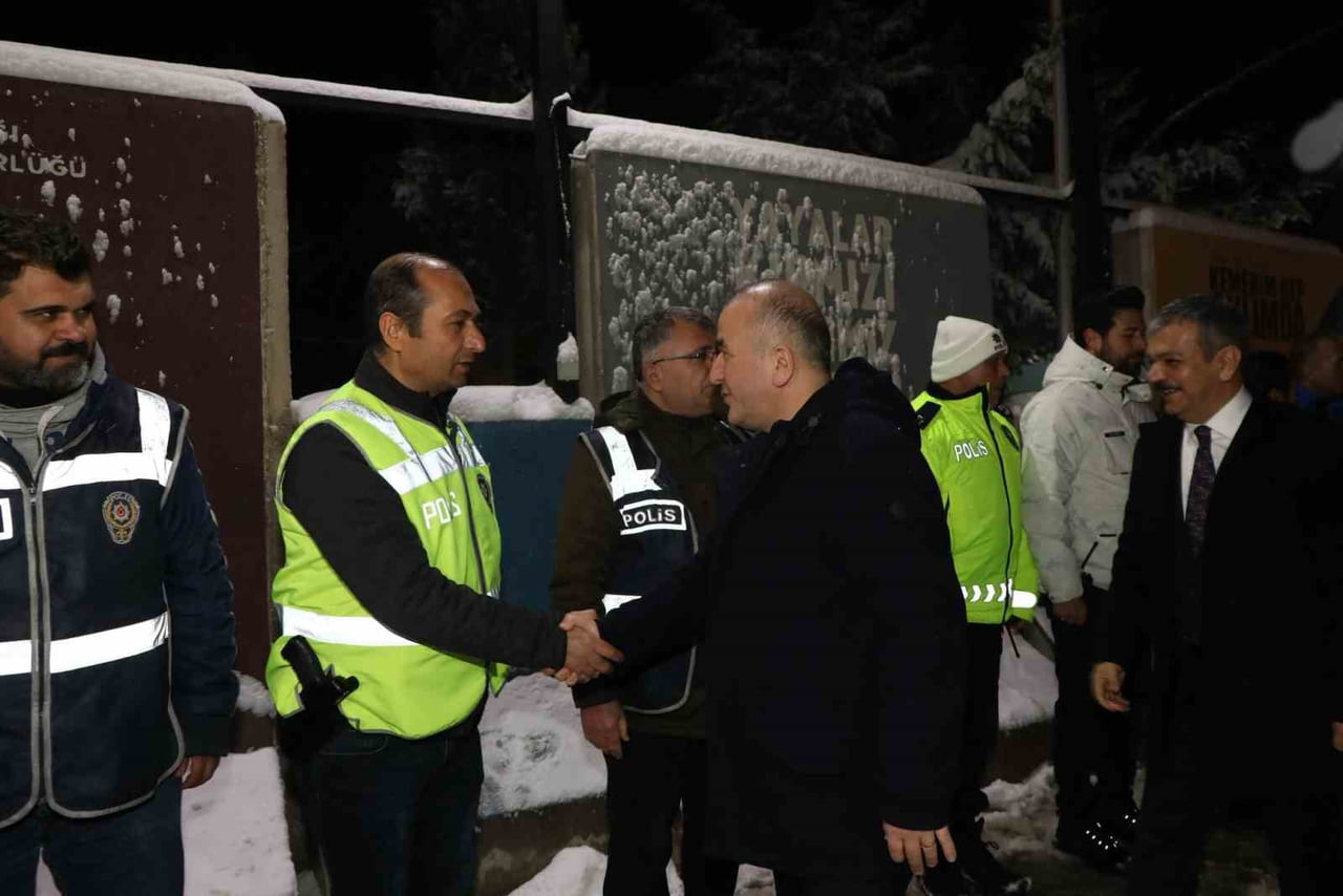 ELAZIĞ PROTOKOLÜ VATANDAŞLARIN YENİ YILA HUZUR VE GÜVEN  İÇERİNDE GİREBİLMESİ İÇİN GÖREVİ BAŞINDA...