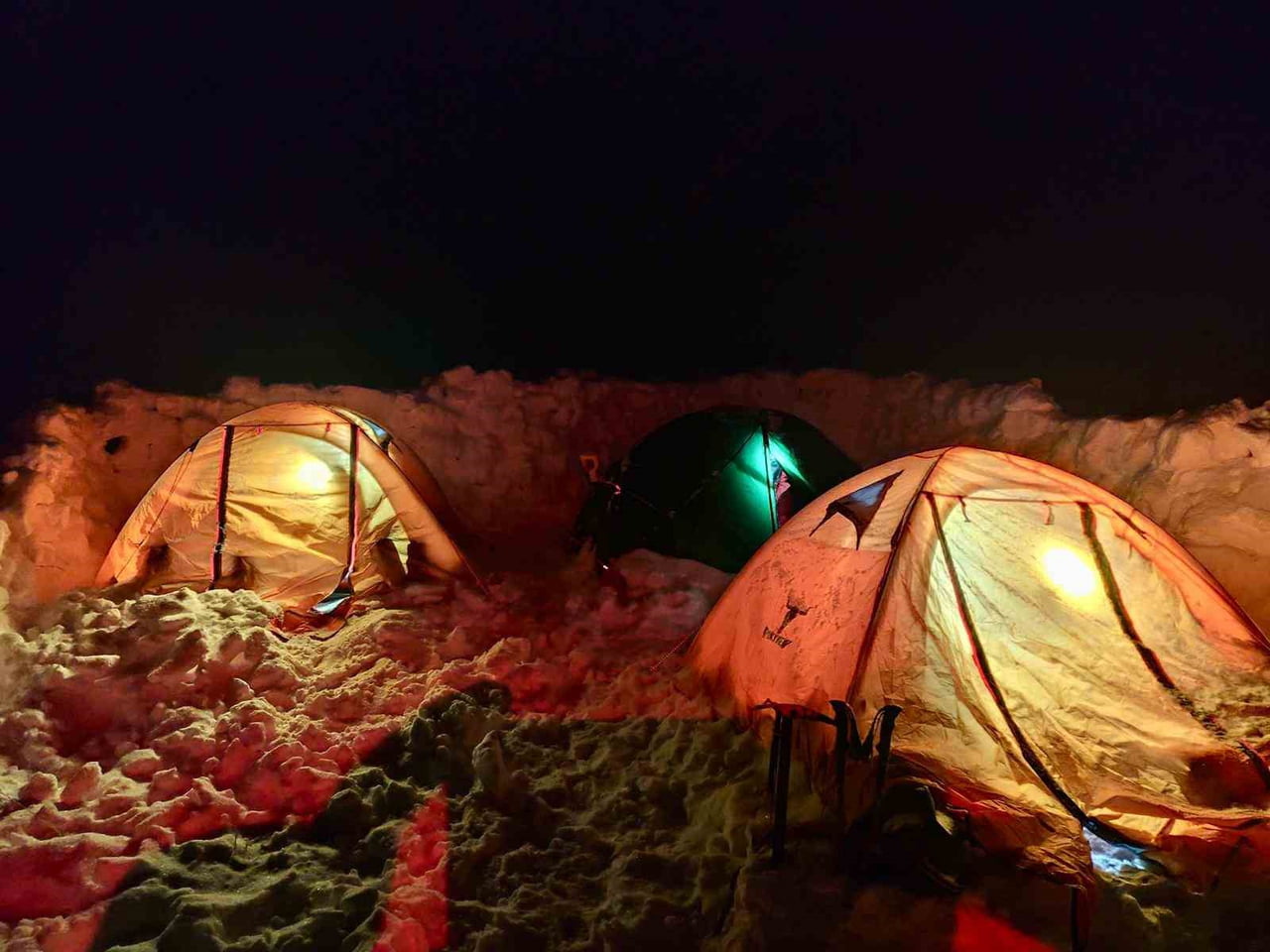 ELDAK’IN HAZAR BABA DAĞI’NDAKİ KIŞ TIRMANIŞINDA, YAZIN ZİRVEDE DALGALANAN KULÜP BAYRAĞININ TAMAMEN...