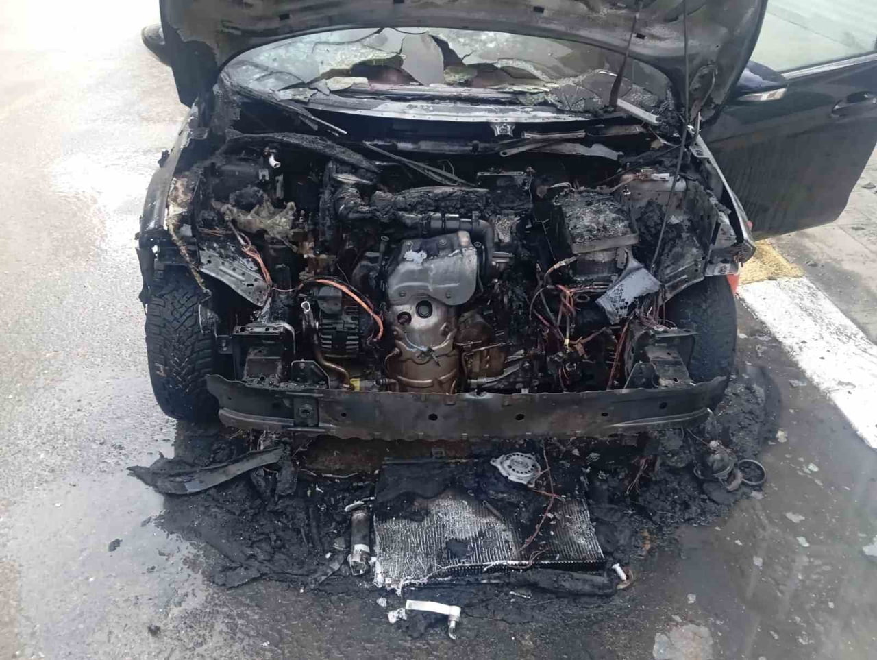 ELEKTRİK AKSAMINDAKİ ŞASEDEN ÇIKTIĞI TAHMİN EDİLEN YANGINDA ARAÇ KULLANILAMAZ HALE GELDİ.