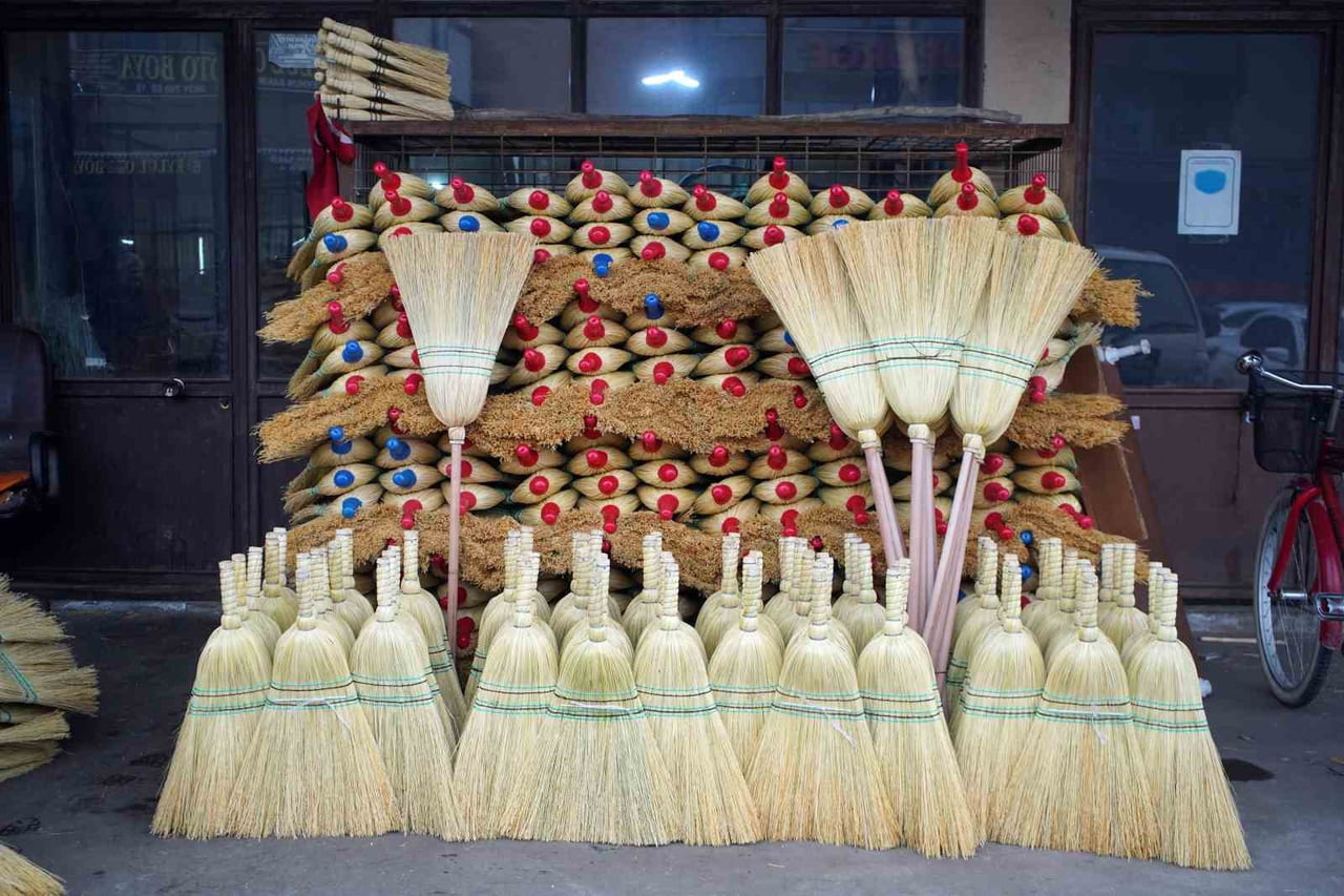 ELEKTRİKLİ SÜPÜRGELERİN YAYGINLAŞMADIĞI DÖNEMLERDE EV TEMİZLİĞİNDE KULLANILAN VE SAKARYA’DAKİ AZ...