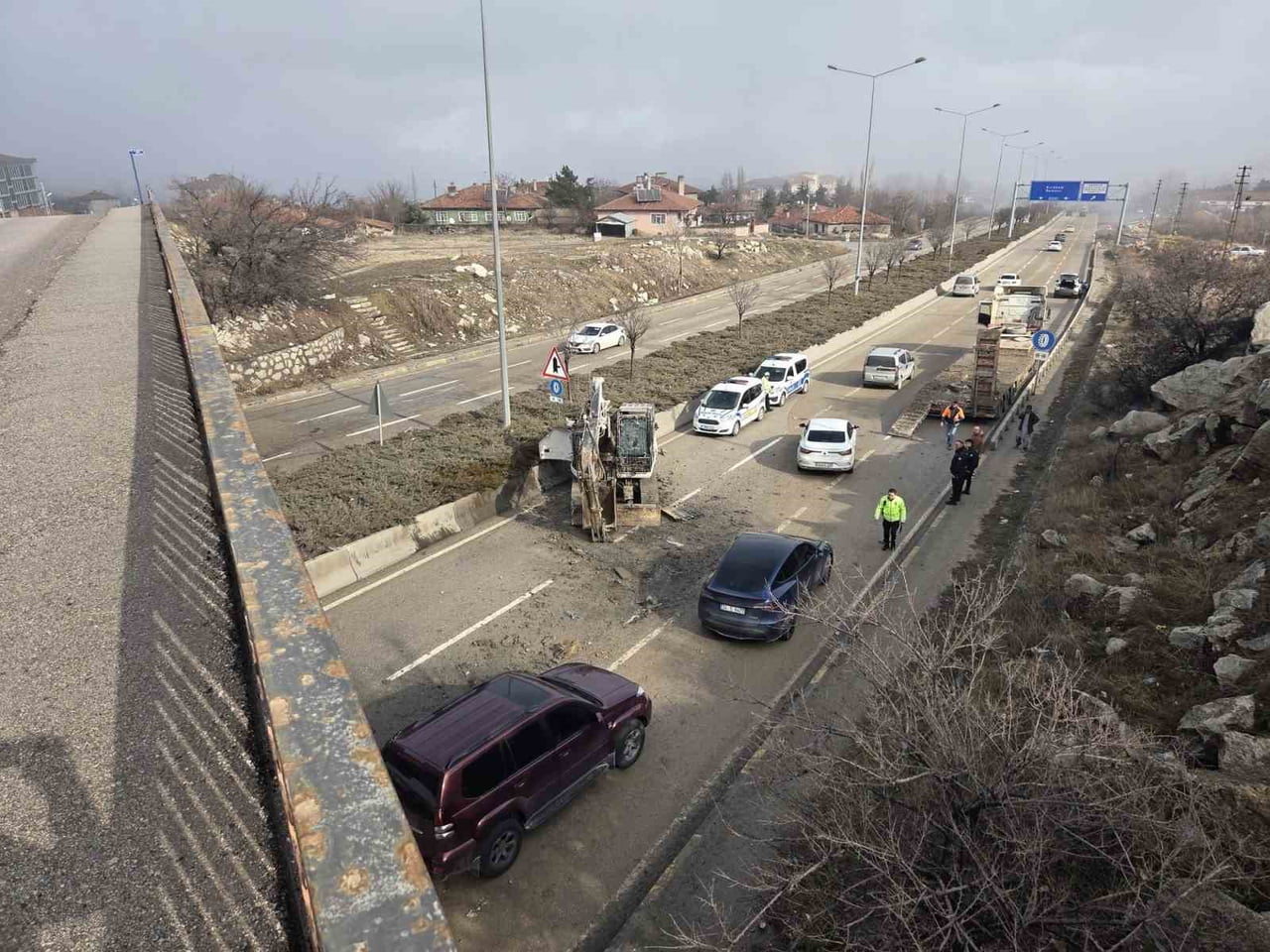 ELMADAĞ İLÇESİNDE, BİR TIRIN ÜZERİNDE BULUNAN KEPÇE, KÖPRÜ ALTINDAN GEÇİŞ SIRASINDA KÖPRÜYE...