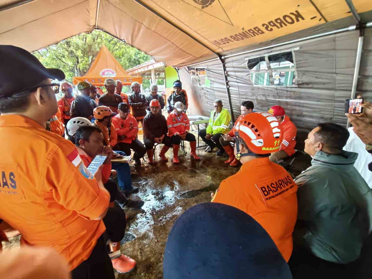 ENDONEZYA’NIN BATI JAVA EYALETİNDE ŞİDDETLİ YAĞIŞLARIN ARDINDAN MEYDANA GELEN HEYELANDA 7 KİŞİ...