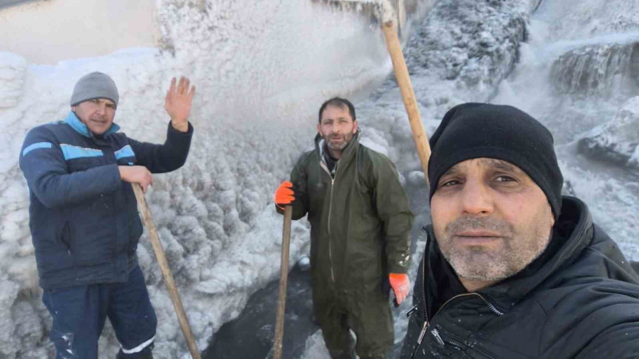 ENERJİ ÜRETİMİNİN DURMAMASI İÇİN HES ÇALIŞANLARI, BUZ KÜTLELERİYLE ZORLU BİR MÜCADELE...