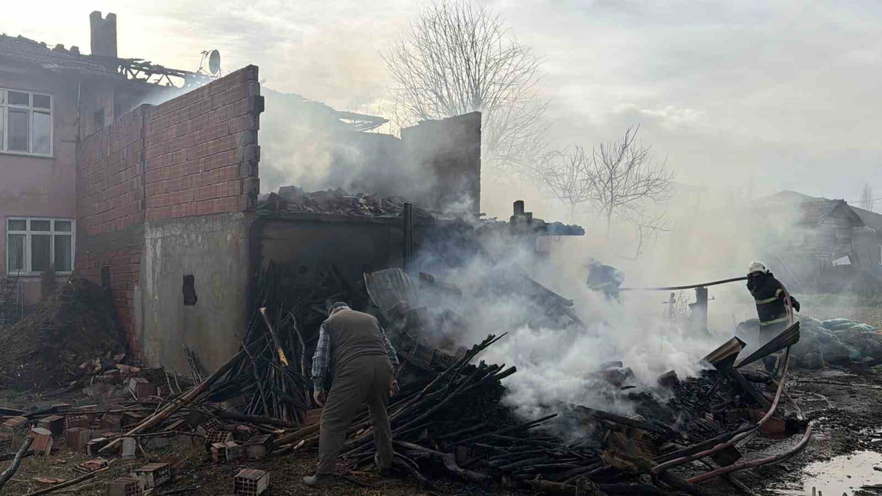 ERBAA İLÇESİNDE AHIRDA ÇIKAN YANGIN, BİTİŞİĞİNDEKİ İKİ KATLI EVİN ÇATISINA SIÇRADI.