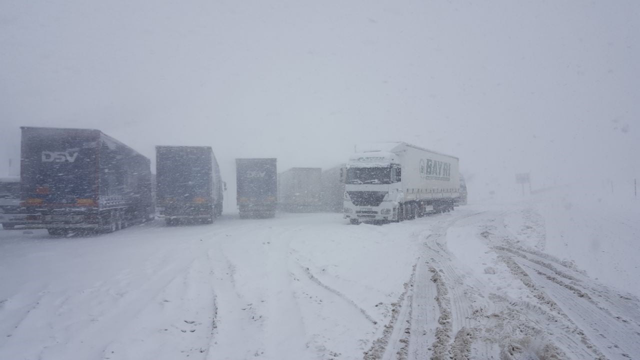 ERZİNCAN'DA KAR YAĞIŞI VE TİPİ, ULAŞIMDA AKSAMALARA NEDEN OLDU. ERZİNCAN-SİVAS KARA YOLUNDA AĞIR...