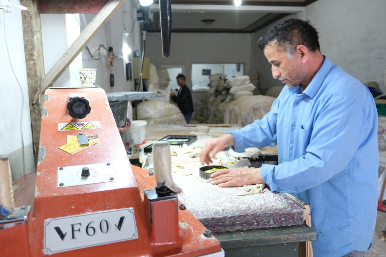 ERZİNCAN'DA ÜRETİLEN VE NORVEÇ'TEN İTHAL EDİLEN ÖZEL KOYUN DERİLERİNDEN HAZIRLANAN DERİ TULUMLAR...