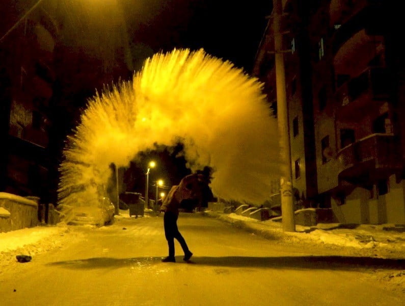 ERZİNCAN’DA SOĞUK HAVADA HAVAYA SERPİLEN KAYNAR SU YERE DÜŞMEDEN BUZ OLDU