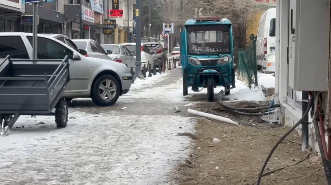 ERZİNCAN’DA SU TAHLİYE BORUSU PARK HALİNDEKİ ARACIN ÜZERİNE DÜŞTÜ