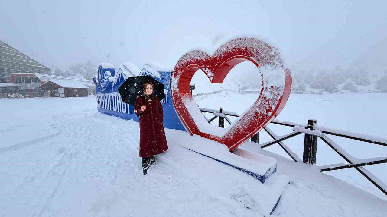 ERZİNCAN’DAKİ ERGAN DAĞI KAYAK MERKEZİ’NDE LAPA LAPA YAĞAN KAR, KARTPOSTALLIK GÖRÜNTÜLER...