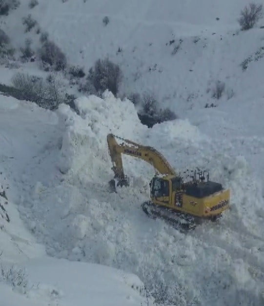 ERZİNCAN’IN KEMALİYE İLÇESİNE BAĞLI BAŞBAĞLAR KÖY YOLUNDA ÇIĞ MEYDANA GELDİ