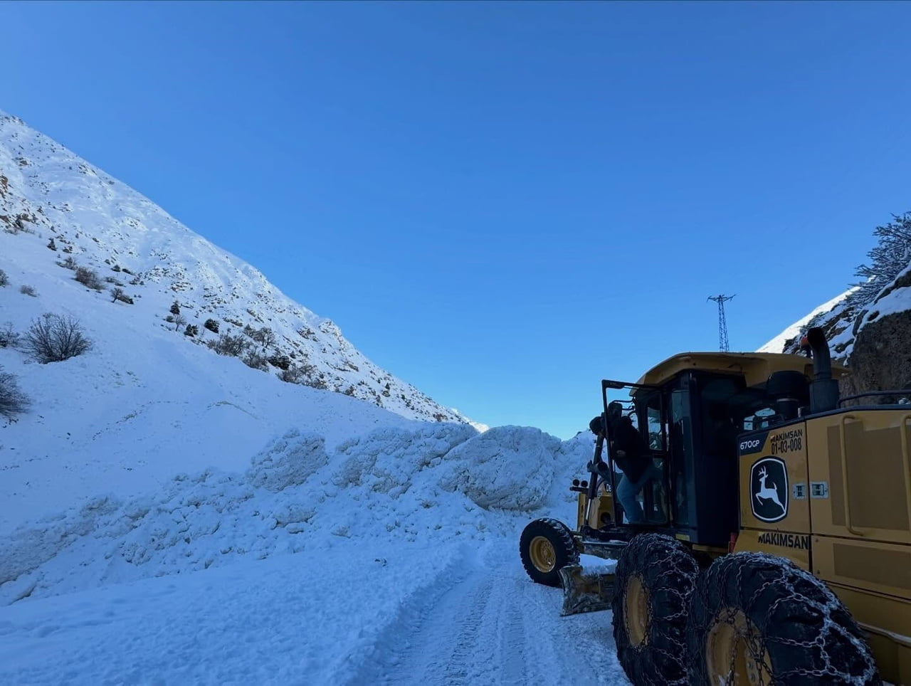 ERZİNCAN’IN KEMALİYE İLÇESİNE BAĞLI BAŞPINAR-BAŞBAĞLAR GRUP KÖY YOLUNDA YOĞUN KAR YAĞIŞI VE...