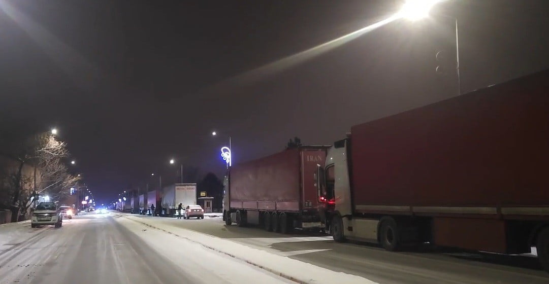 ERZİNCAN-SİVAS KARAYOLU ÇIĞ NEDENİYLE BİR SÜRE ULAŞIMA KAPANDI