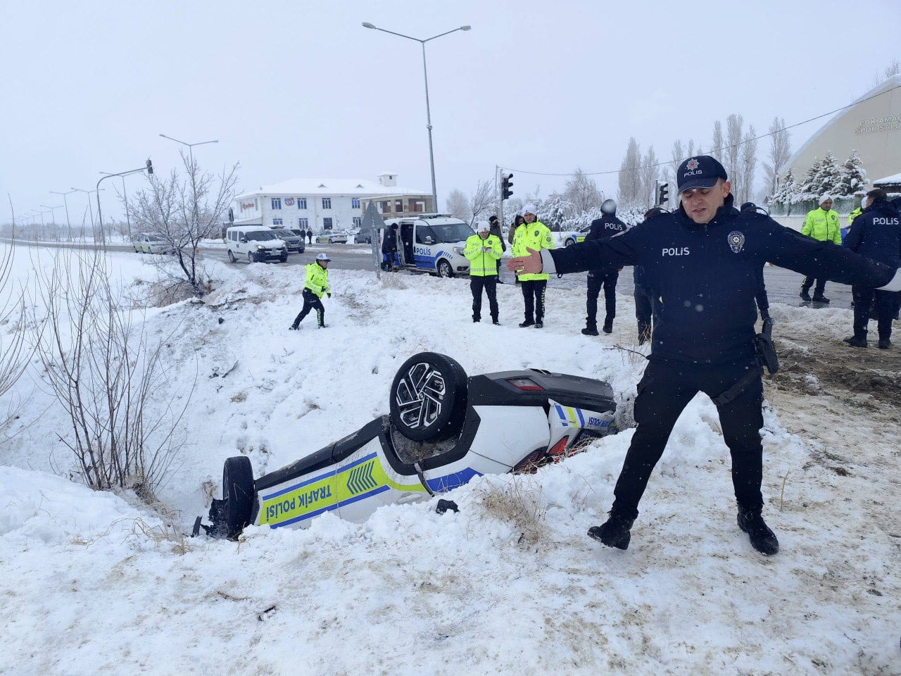 ERZİNCAN-SİVAS KARAYOLUNDA MEYDANA GELEN TRAFİK KAZASINDA İKİ POLİS MEMURU YARALANDI.
