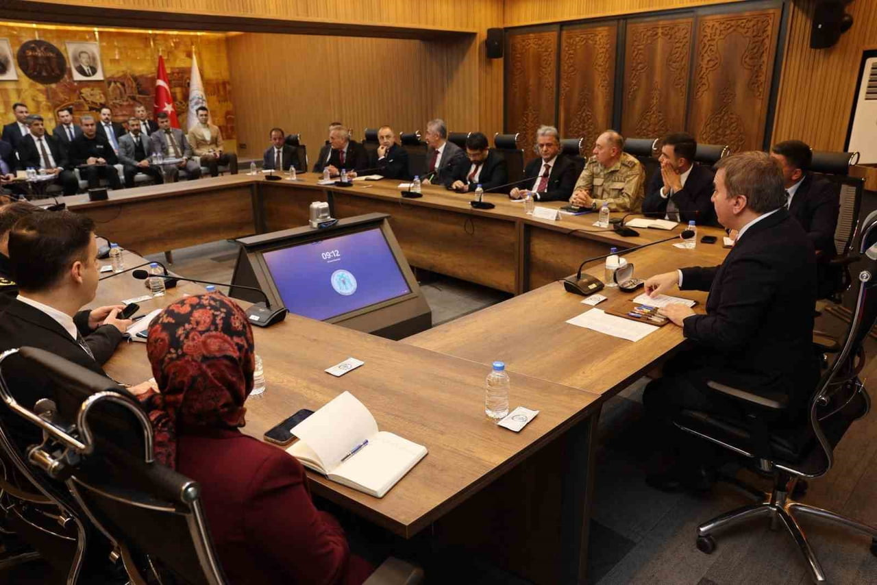 ERZİNCAN VALİSİ HAMZA AYDOĞDU BAŞKANLIĞINDA, VALİ YARDIMCILARI VE BİRİM AMİRLERİNİN KATILIMIYLA...